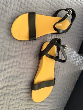 Black strapped sandals with arch support for women